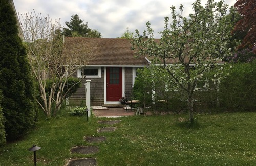 Monument Beach Cottage | The Perrywinkle Cottage located in the charming village of Monument Beach