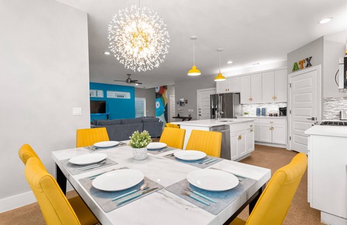 Chestnut House | The Pet Friendly Austin Art Haus. 7 mins from DT and UT. Walk to Bars and Eats!