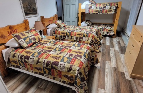Hettinger Cabin | The Pheasant Room at Carls Cabins