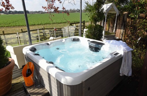 Emsworth House | The Pig Sty * WOW Factor Countryside Retreat
