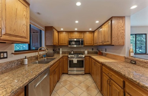 Kingswood Estates House | The Pinecrest Retreat