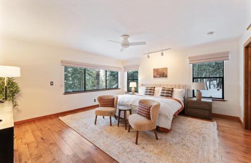 Kingswood Estates House | The Pinecrest Retreat- 10 mins to NorthStar! Hot Tub, Large Deck, Views, and Games