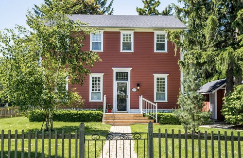 Historic Old Town House | The Pines, Circa 1850 in Old Town NOTL, with Heated Pool, Sleeps 10