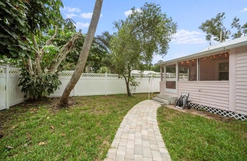 Vero Beach House | The Pink Flamingo - 10 mins from the beach!