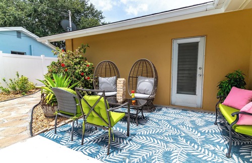 Clearwater Villa | The Pink Flamingo! Perfect for Bachelorettes! Heated Pool, Close to Beaches