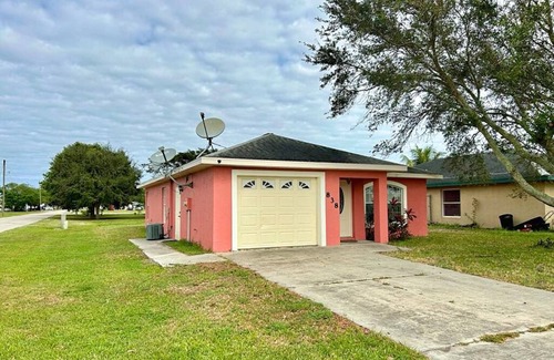 Moore Haven House | The Pink Spoonbill Riverside Haven