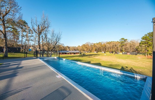 Willis Cabin | The Point: 2 mins to Lake Conroe! Rooftop deck, Heated Pool, Fire Pit