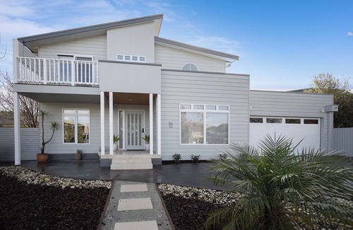 Inverloch House | The Pool House on Cook
