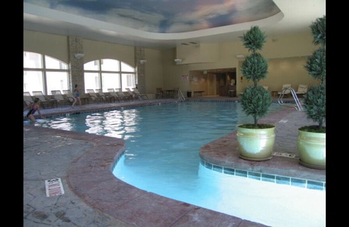 Zermatt Hotel | THE POOL IS OPEN! ZERMATT RESORT DOUBLE QUEEN SUITE (SLEEPS 4)! (#231)