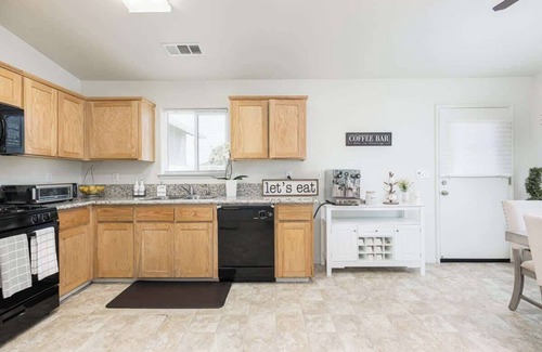 Armona House | The Poppy House 4bd near NAS