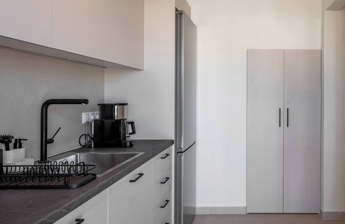 Piraeus Apartment | The Portside Getaway – 2BR, 2BA Duplex in Piraeus