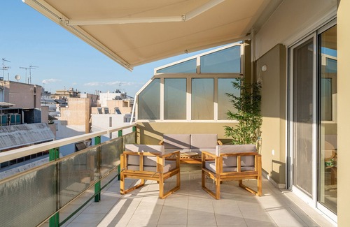 Piraeus Apartment | The Portside Getaway – 2BR, 2BA Duplex in Piraeus