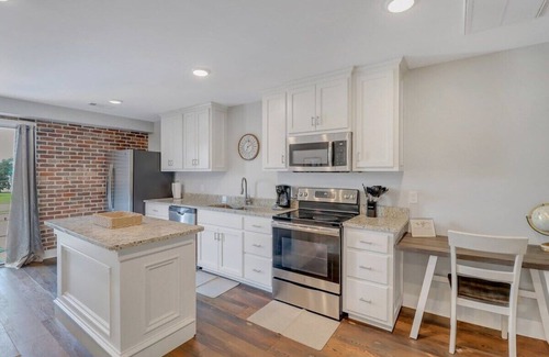 Statesboro Apartment | The Post Suite - above Bull & Barrel, Close to GSU