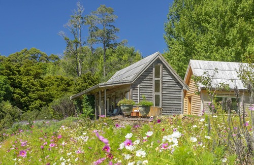 Langs Beach Cottage | The Potting Shed - A secret slice of paradise