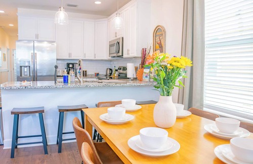 Gainesville House | The Prairie Suite. Newly Built, Upscale, Central