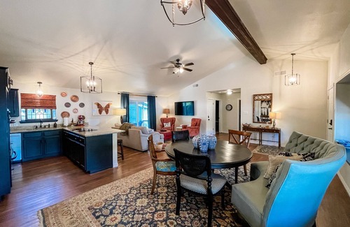 Abilene House | The Prickly Pear by Curated Stays: King Bed