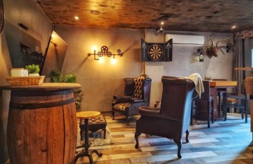 Patchway Apartment | The Pub - Unique & Authentic Experience - Free Parking!, 5 minutes from Airbus and The Mall Cribbs