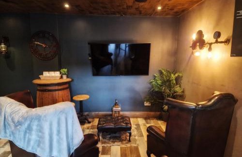 Patchway Apartment | The Pub - Unique & Authentic Experience - Free Parking!, 5 minutes from Airbus and The Mall Cribbs