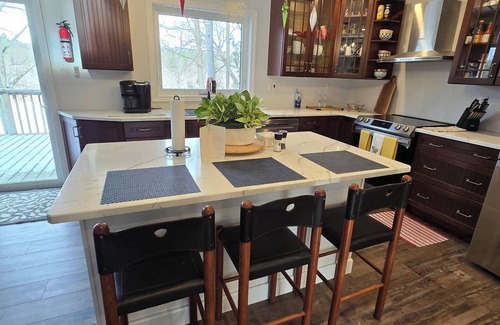 Tweed Cottage | The Pug House. Newly renovated, fully equipped cottage on Moira lake.