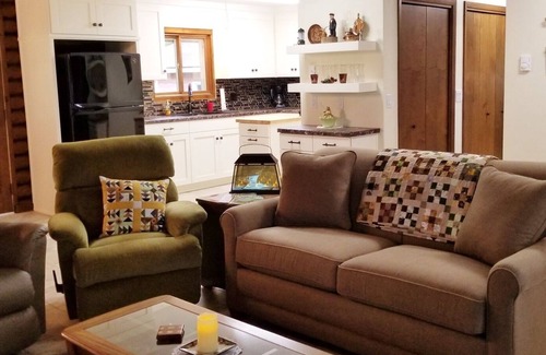 Sturgeon Bay House | The Quilted Log, a cozy, compact cabin In the woods, very clean, perfect for 4-6