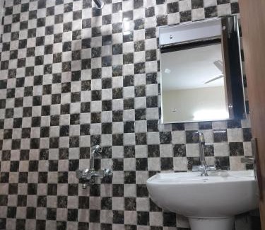 Sainik Farm Apartment | The Raveesh Apartment B6