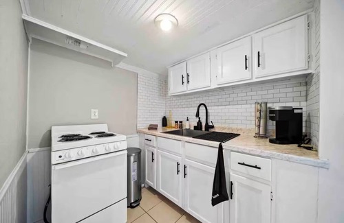 Fayetteville Cabin | The Red Cabin: Quiet, Cozy Getaway in Ideal Fayetteville Location