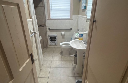 Beaumont House | The Red Door Home 2-bedroom house with WiFi and AC in beautiful Beaumont