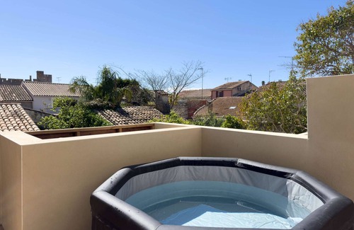 Aigues-Mortes Medieval City House | The Red Duplex - a unique apartment with a spa in the heart of the Aigues-Mortes ramparts!
