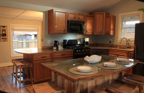 Woodfin Cottage | The Red Hen Cottage-Asheville-with Hot Tub and EV charger!