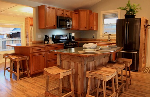 Woodfin Cottage | The Red Hen Cottage-Asheville-with Hot Tub and EV charger!