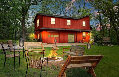 Lauderdale Lakes House | The Red Lodge - Unique Gem Near Lakes with Game Room and Hot Tub!