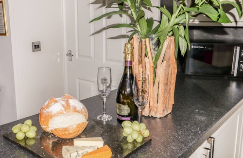 Saint Asaph Cottage | THE RED, pet friendly, with hot tub in St Asaph