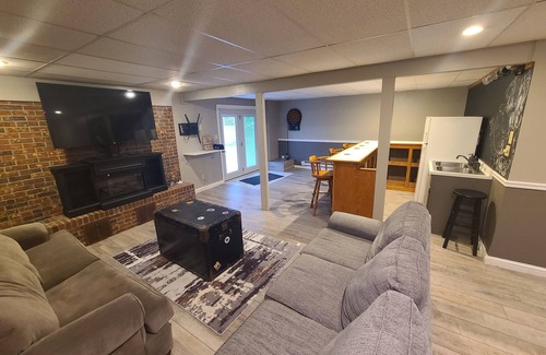 Carterville House | The Refuge - Perfect Location. Beautiful, private, centrally located, sleeps 14