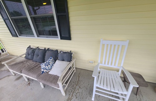 Carterville House | The Refuge - Perfect Location. Beautiful, private, centrally located, sleeps 14