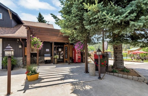 Hill City Hotel | The Relaxing Creekside
