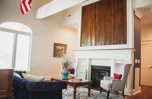 Paducah House | The Respite Boutique Hotel, Mockingbird B - Queen Suite
