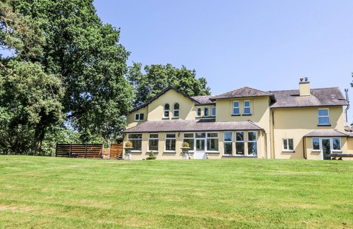Pumpsaint House | THE RETREAT AT GLANRANNELL PARK HOUSE, family friendly in Llansawel