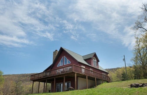 Berkeley Springs House | The Retreat at Upland Trail - 30 acres, Mountain Views, sleeps 10