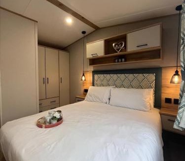 Chapel Saint Leonards Apartment | The Retreat 16 - pet friendly, WiFi, and a bath - Golden Palm Resort - Meadow Lakes Caravan & Lodge Hire