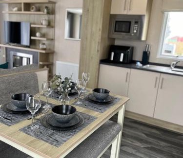 Chapel Saint Leonards Apartment | The Retreat 38, pet friendly, WiFi, central heating, bed linen - Meadow Lakes Caravan & Lodge Hire
