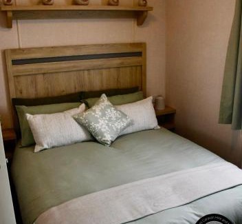 Chapel Saint Leonards Apartment | The Retreat 38, pet friendly, WiFi, central heating, bed linen - Meadow Lakes Caravan & Lodge Hire