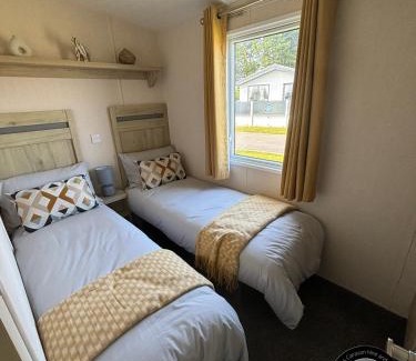 Chapel Saint Leonards Apartment | The Retreat 38, pet friendly, WiFi, central heating, bed linen - Meadow Lakes Caravan & Lodge Hire