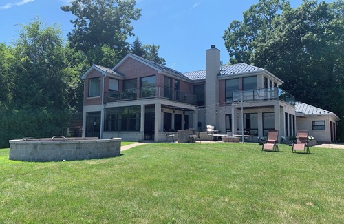 Racine House | The Retreat on Lake Michigan Spectacular 6 bd/4bth 4000 sqft