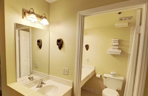 Mount Charleston Hotel | The Retreat on Charleston Peak, King Suite – Free Parking & Outdoor Fun
