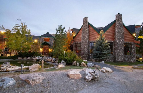 Mount Charleston Hotel | The Retreat on Charleston Peak, King Suite – Free Parking & Outdoor Fun
