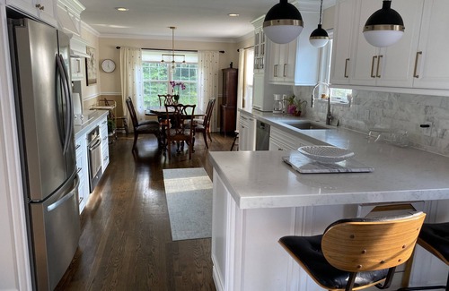 Morrison House | 'The Retreat' sleeps 12– with mountain view, modern huge kitchen on 15 acres