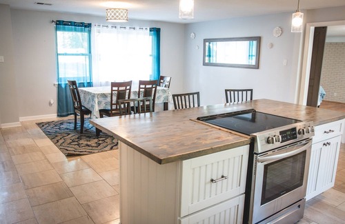 Hickory House | The Retreat with Private Pool and Hot Tub!