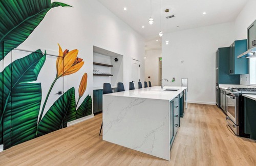 Faubourg Lafayette Apartment | The Revelry | Urban Oasis | 6 Bd 4 ba+Pool near FQ