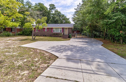Wilmington House | The Rhythm Ranch 2BR/1BA minutes to UNCW & Wrightsville Beach!