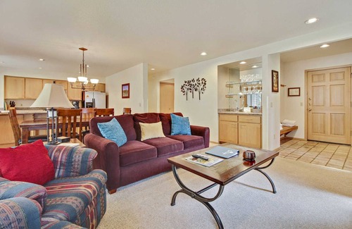 Sunriver Condo | The Ridge at Sunriver - Condo #19 - Access provided to onsite seasonal swimming pool & tennis facilities, year-round hot tub plus 4 bikes